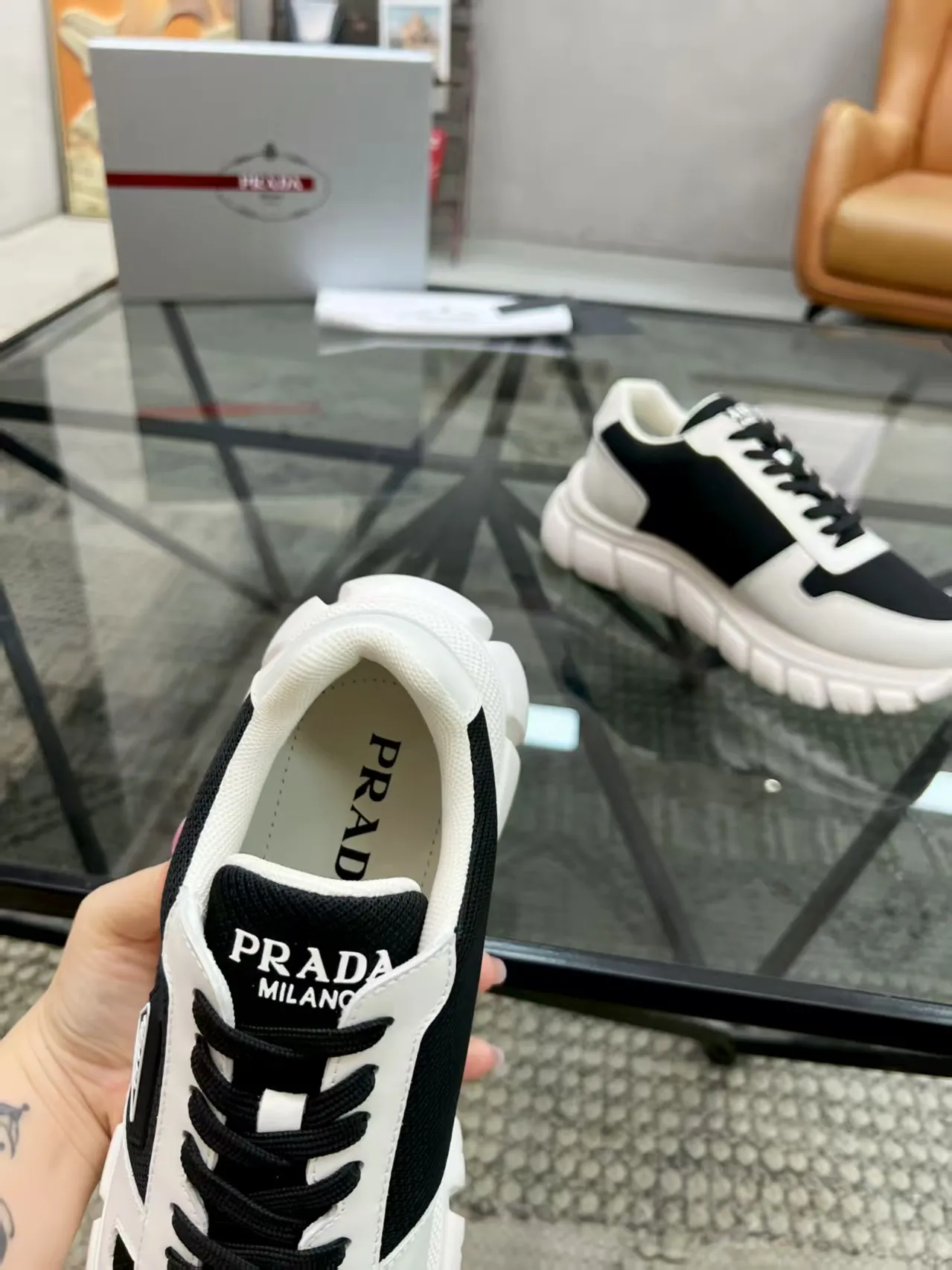 P440 Yuan 38-45 Prada Prada’s new men’s leather sneakers, the highest version on the market, any comparison is welcome🆚! The original leather has excellent texture and is super high-end! Fetal sheep net lining imported from Italy, removable pad! Luxurious materials and fine workmanship, highly recommended!